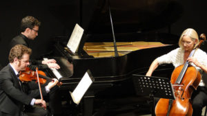 trio-arriba-140504